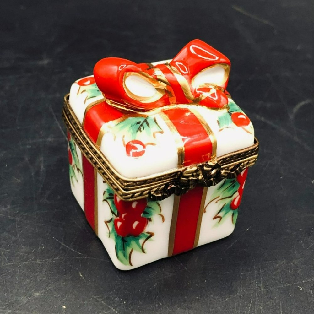 Limoges Peint a la Main France Porcelain Christmas Present DUBARRY Trinket Box